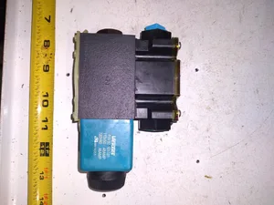 Vickers G4V-3S-2A-M-FW-B5-60 Hydraulic Cylinder