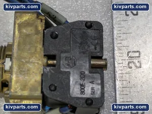 Allen-Bradley 800E-2D0 Button Switch with Safety Cover – actual item, photo 2 of 7