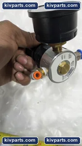 EFD MODEL 2002P 300PSIG 0921 PRESSURE REGULATOR RANGE 0/100 – actual item, photo 5 of 6
