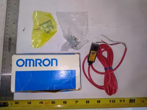Omron E3S-2E41 Photoelectric Switch