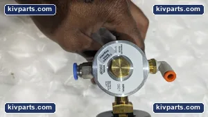 EFD MODEL 2002P 300PSIG 0921 PRESSURE REGULATOR RANGE 0/100 – actual item, photo 2 of 6