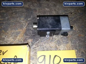 R02400B Pneumatic Solenoid Valve – actual item, photo 4 of 4