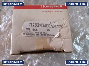 Honeywell 7121KBN2NV00 Skinner Solenoid Valve – actual item, photo 2 of 4