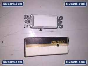 LAVITON SINGLE POLE ROCKER SWITCH 5601-2W 15A 120/277V AC/CA(1 LOT OF 3) – actual item, photo 2 of 3