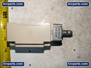 Omron D4B-2371N Mazak AC15 Limit Switch – actual item, photo 3 of 5