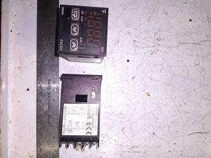 Omron E5CSV-R1T-F Temperature Controller