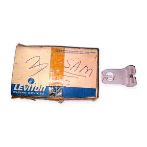 Leviton 13057-UN Lamp Holder